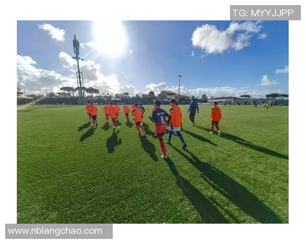 在雨后泥泞的球场上尽情享受足球与水坑的乐趣