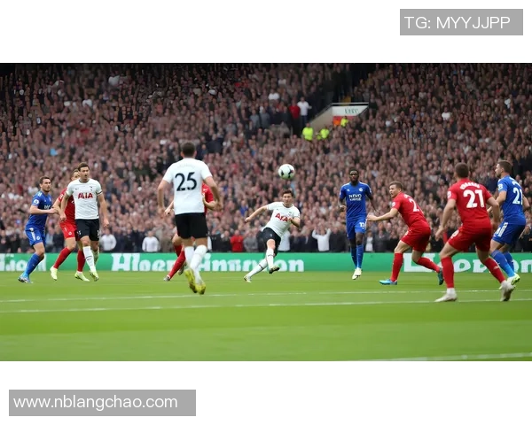 在绿茵场上演绎爱情故事的情侣动漫足球精彩瞬间