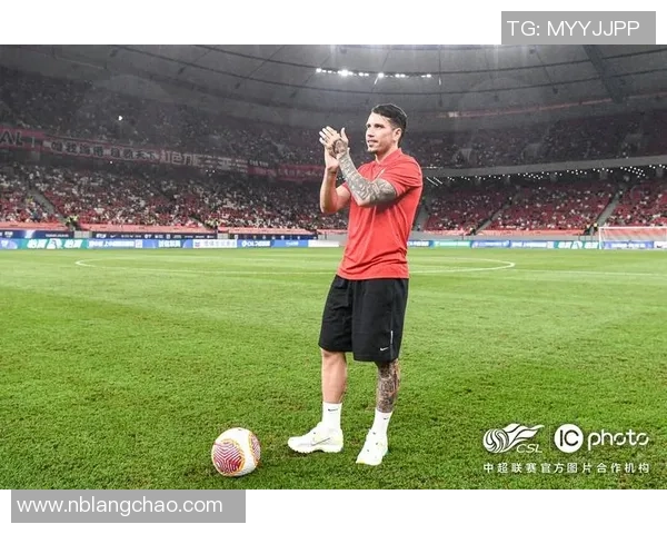 单手接足球技巧解析与训练方法分享助你提升球技与自信心