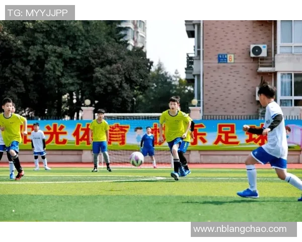 足球友人携手共进畅享绿茵场上的激情与梦想